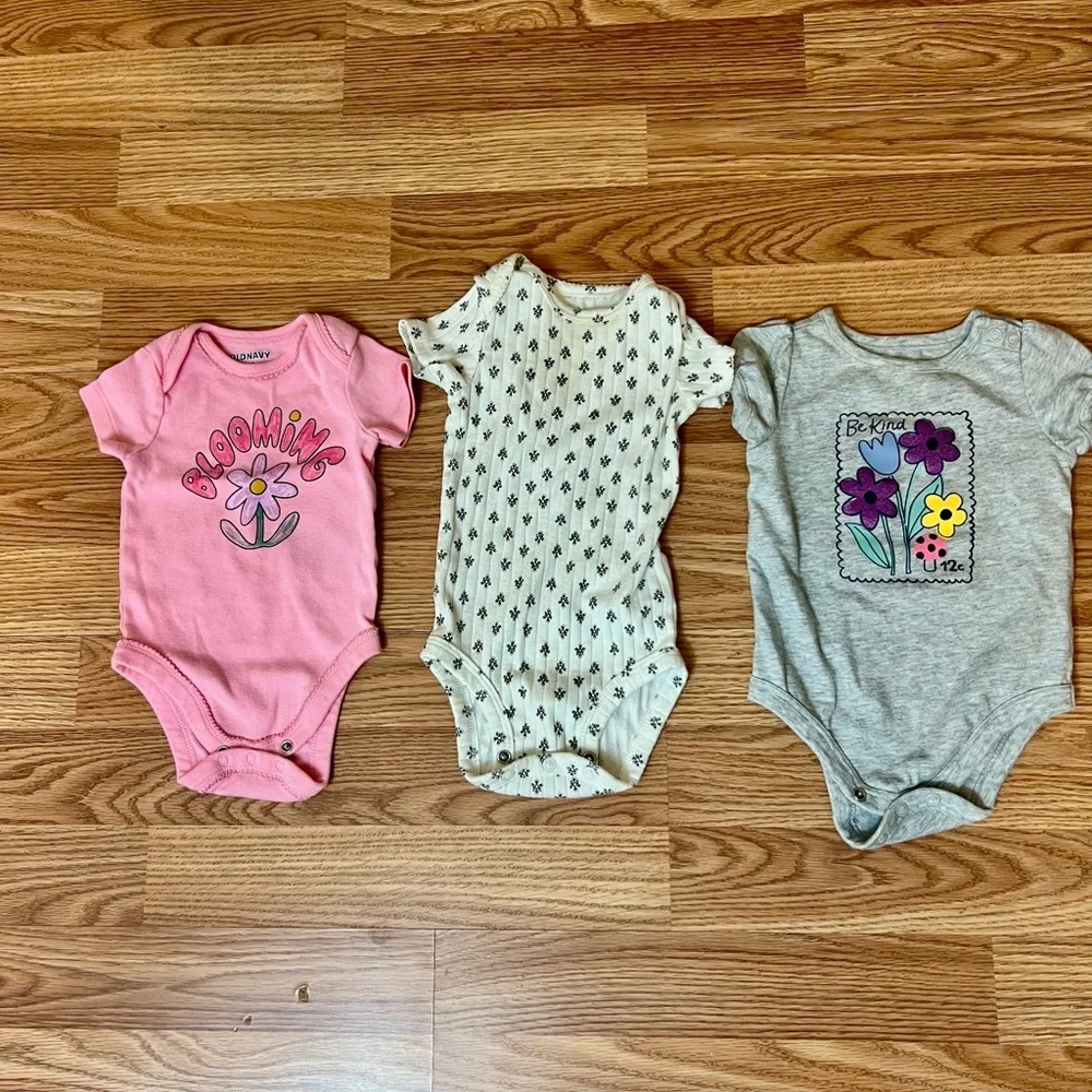 Colorful Baby Onesies and Outfits Set - Picture 6 of 9